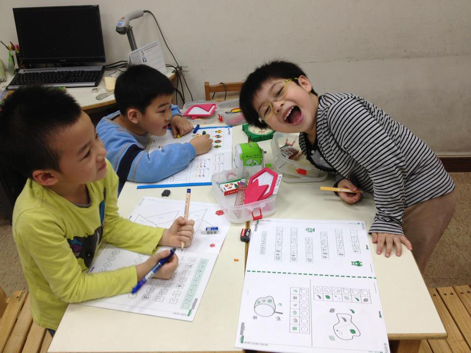 孩子在台中西屯教室開心學習數學